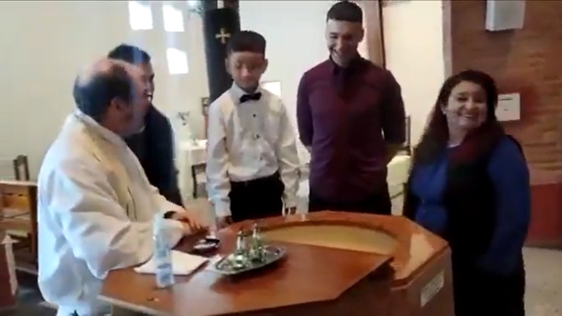 Niño conmueve con su respuesta durante bautizo