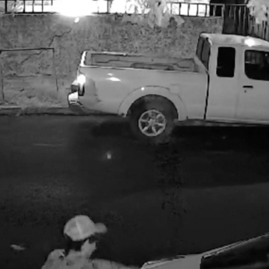Hombre rompe vidrio de automóvil estacionado.