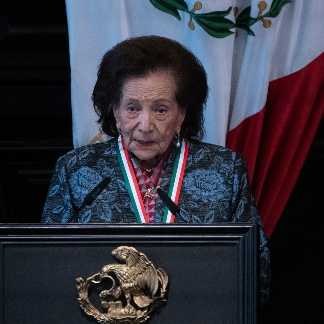 La maestra Ifigenia Martínez cuando recibió la medalla Belisario Domínguez.
