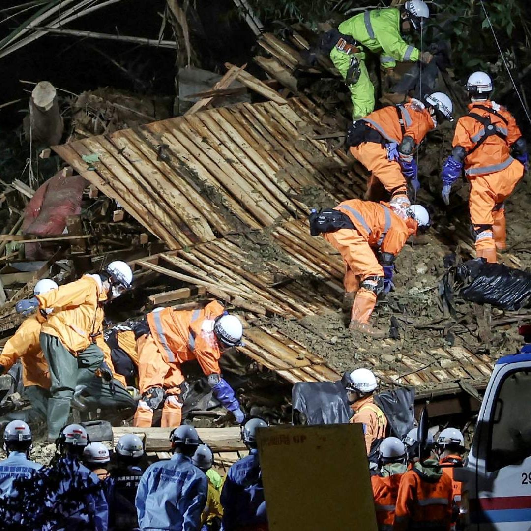Tifón ‘Extremadamente’ Potente Toca Tierra en Japón; Hay 3 Muertos