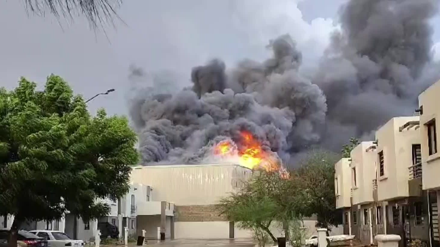 Se Incendia Bodega por Supuesta Caída de Rayo al Poniente de Hermosillo