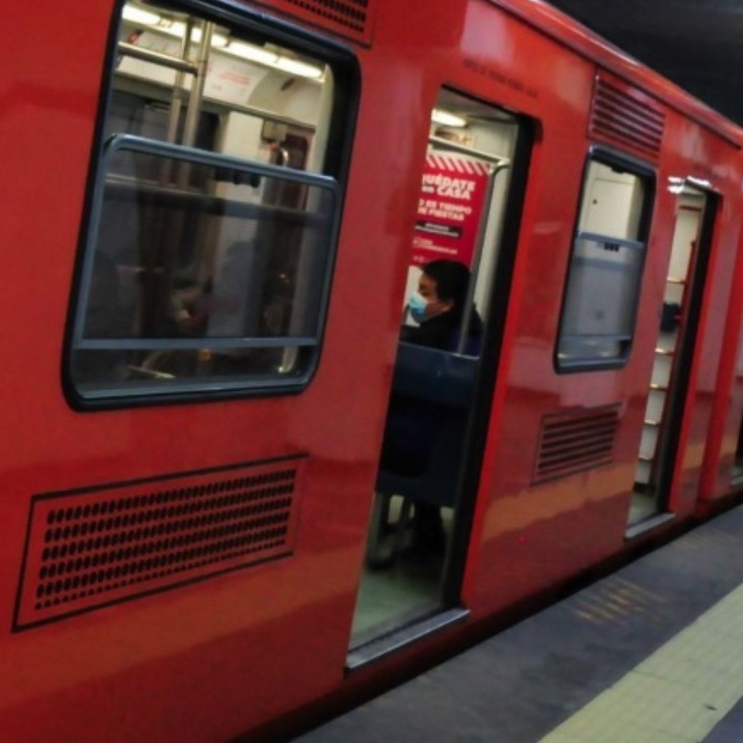 Usuarios viajan en un convoy del Metro de la Ciudad de México