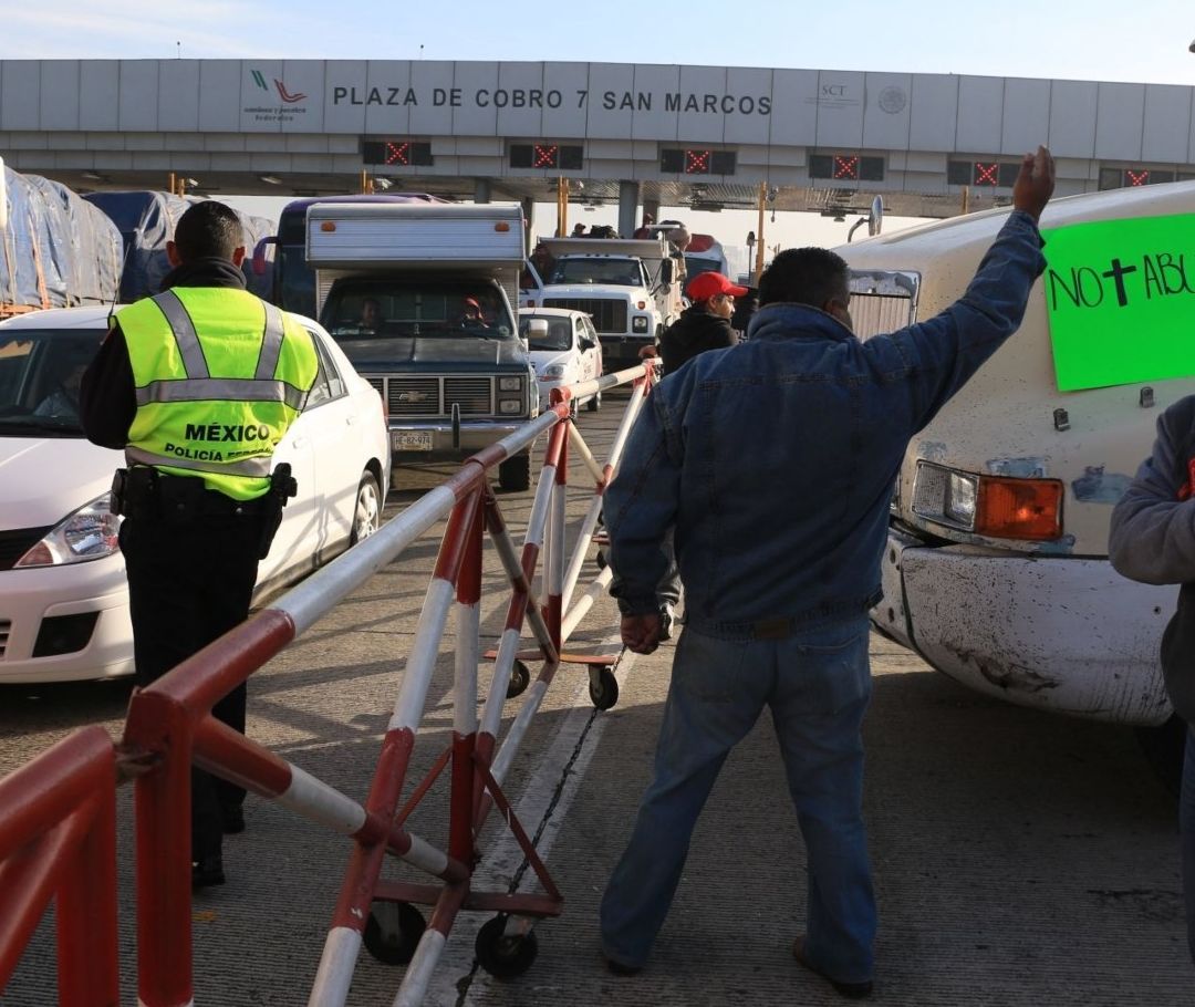 Dos hombres protestan frente a una caseta.