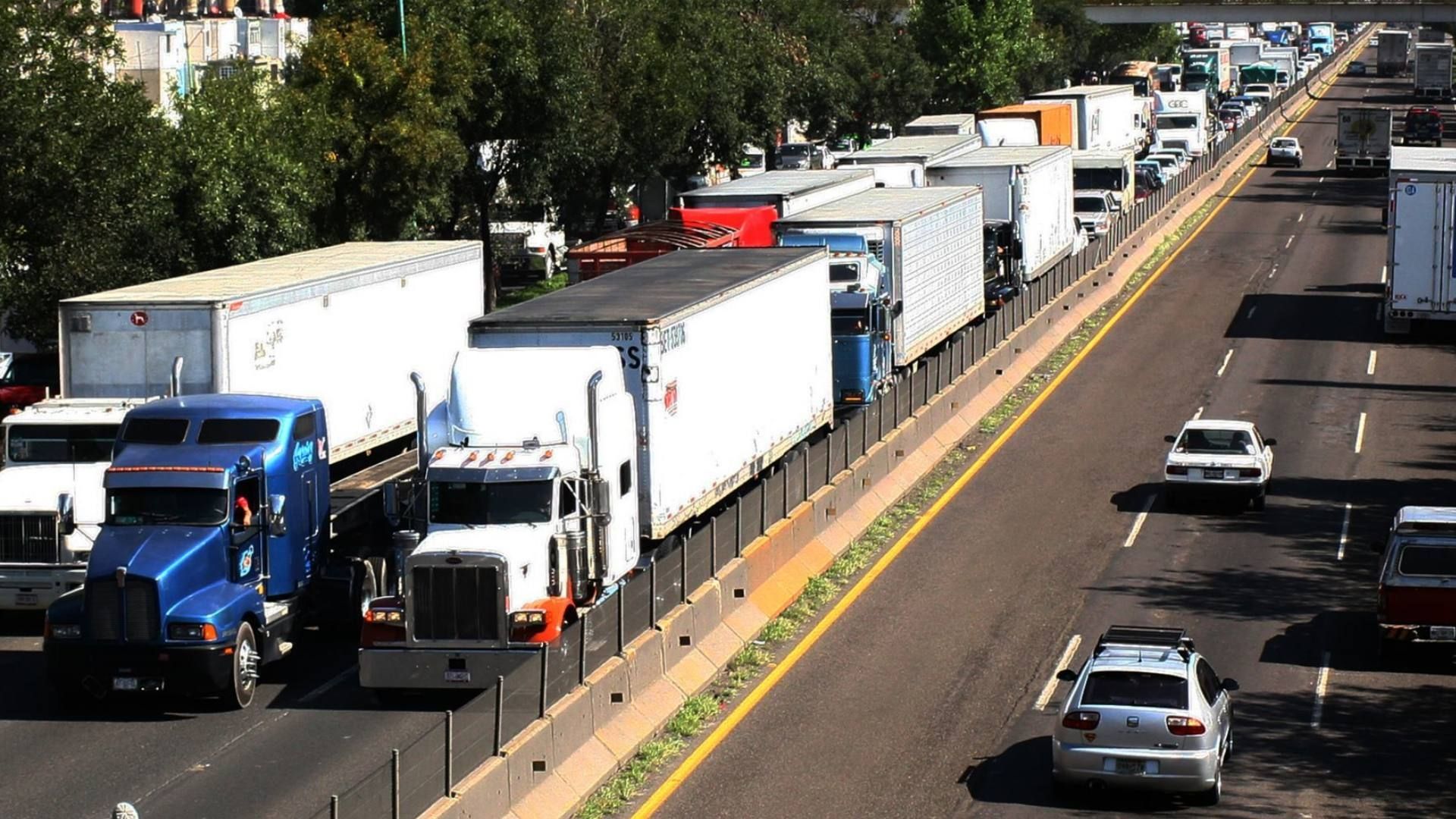 Bloqueo con camiones en la autopista México-Querétaro
