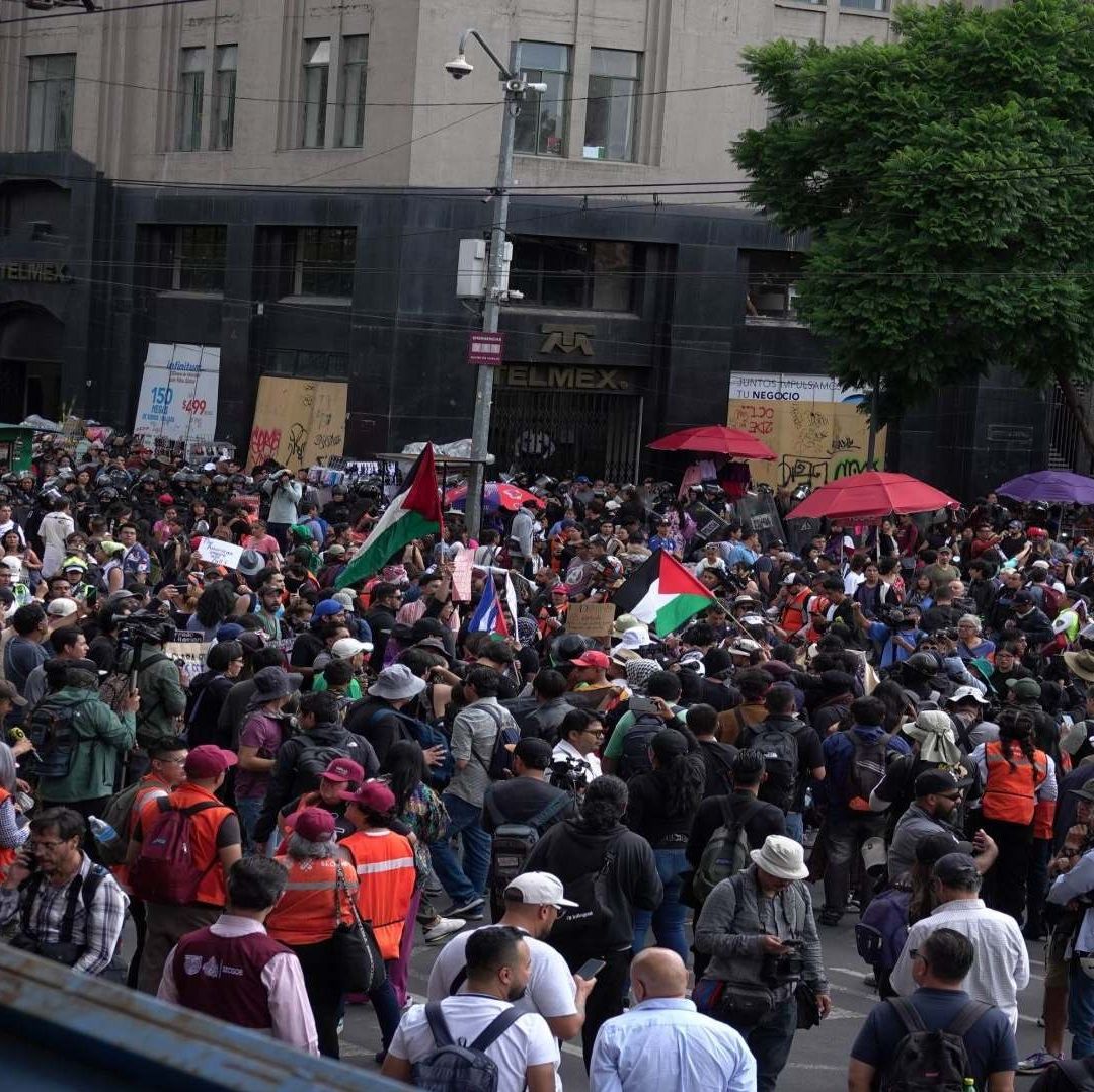 Cientos de personas reunidas para una marcha.