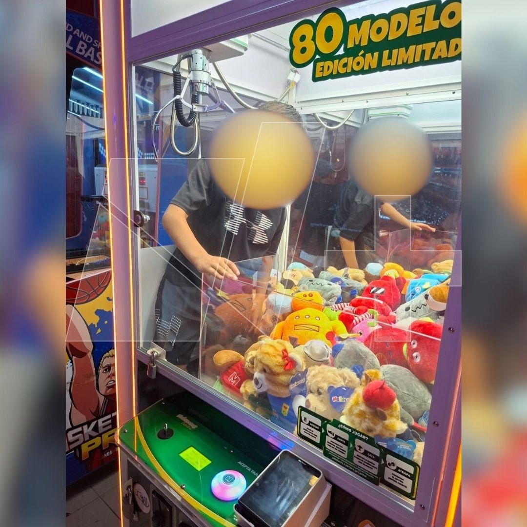 Niño atrapado dentro de máquina de peluches