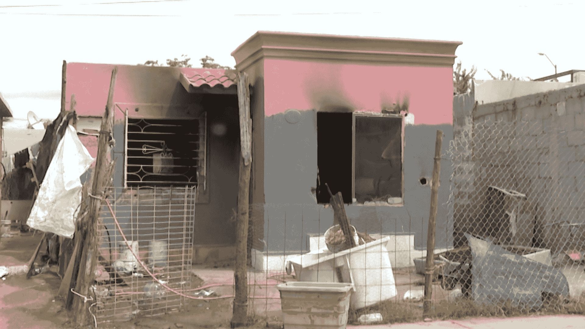 Rescatan a Joven de Incendio en su Casa en Colonia Los Arroyos, en Hermosillo