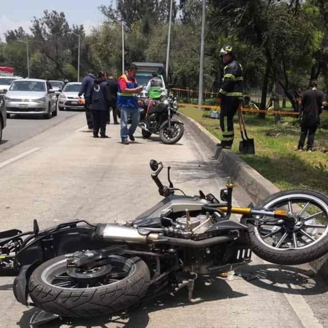 Motociclista Cae en Bache, Sale Proyectado y Muere en Río Churubusco en CDMX