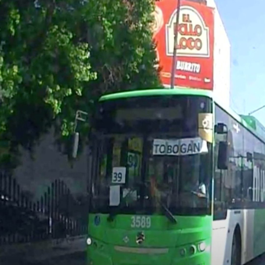 Camión circulando en contra en zona centro de Monterrey.
