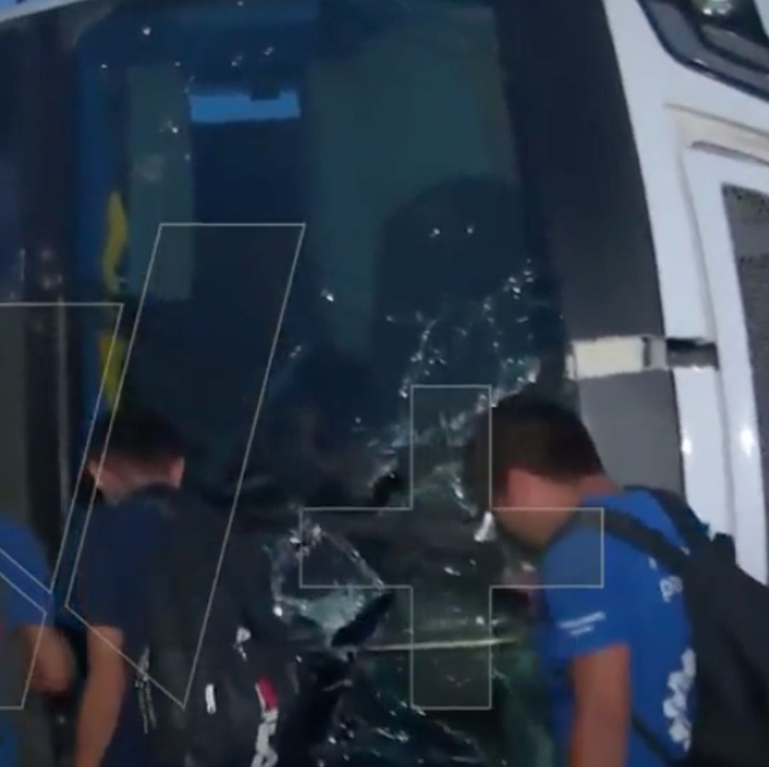 Chofer asegura que otro camión lo chocó; testigos aseguran que el chofer dormitó