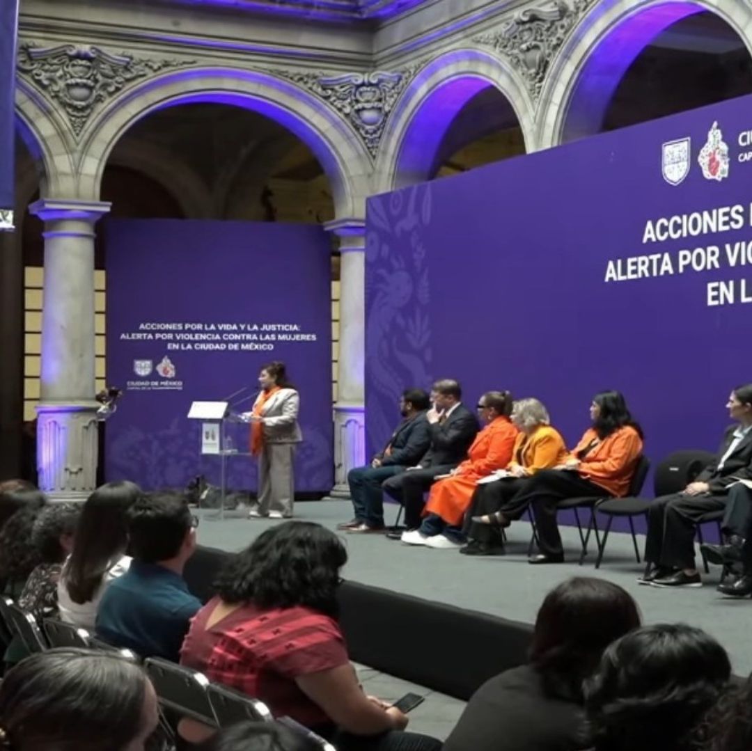 Varias personas en una conferencia.