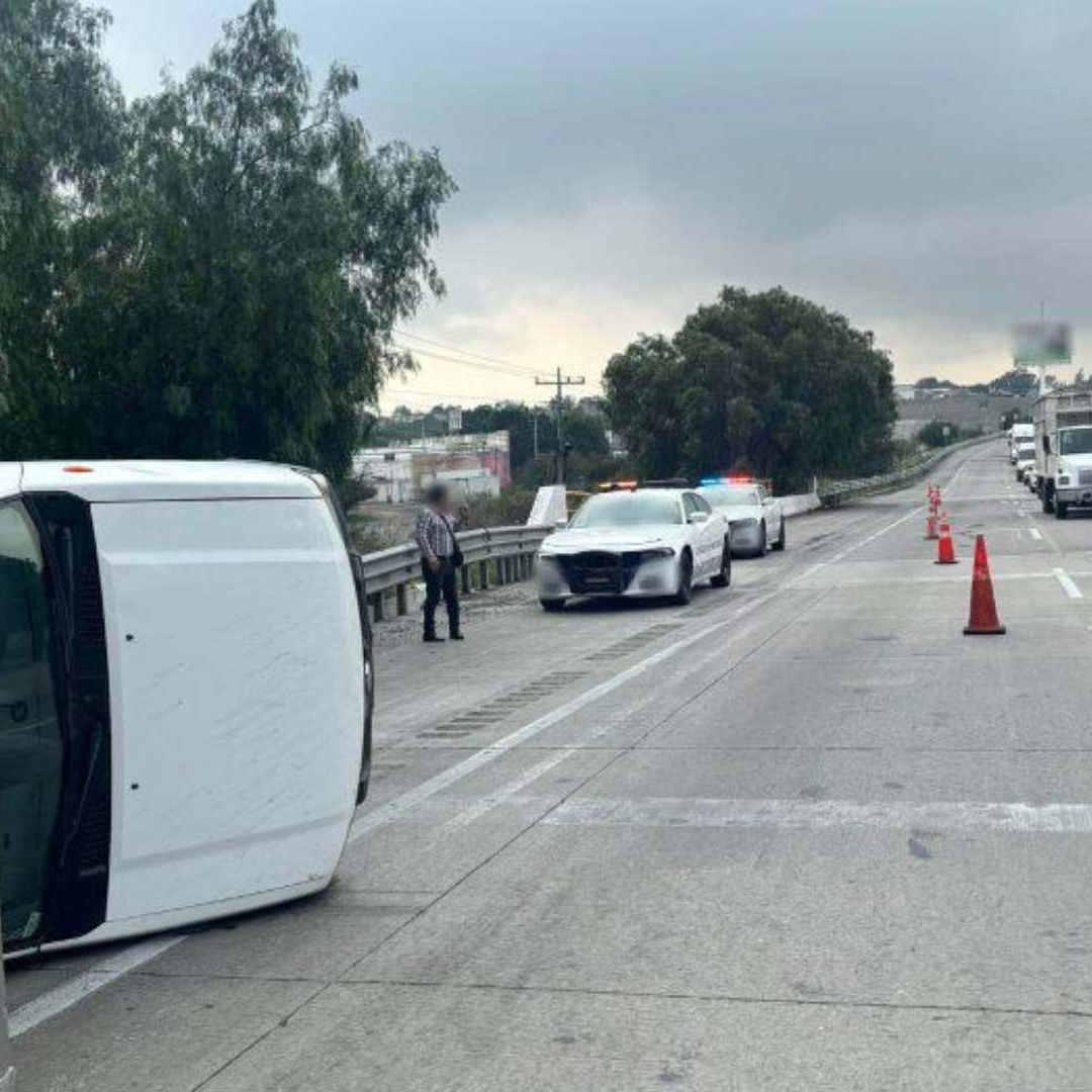 Volcadura en Carretera México-Quéretaro