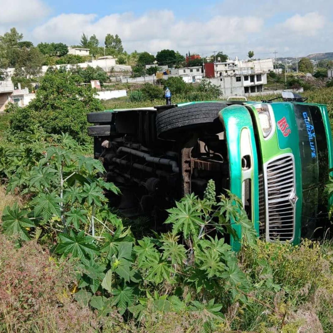 Volcadura de Autobús de Pasajeros de la Ruta S5 en San Andrés Azumiatla, Puebla