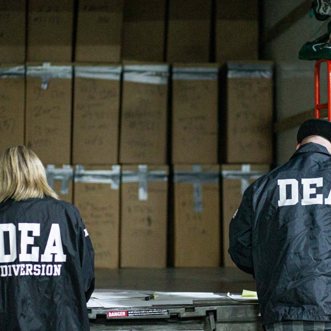 Están acusados de diversos crímenes federales, incluyendo conspiraciones para el tráfico de fentanilo, lavado de dinero y posesión de armas destructivas