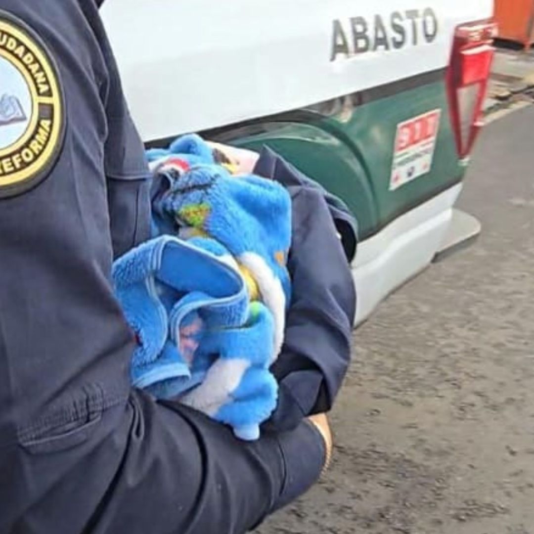 Policía carga a bebé abandonada en estación del Metro