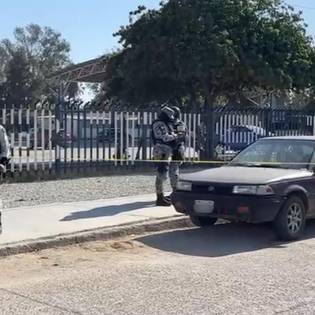 Atacan a Hombre a Tiros Frente a Escuela en Tijuana; Murió Dentro de su Auto