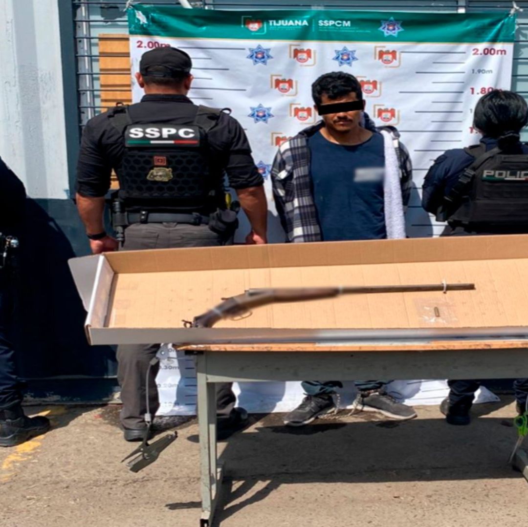 Dos hombres detenidos, al lado hay elementos del Ejército.