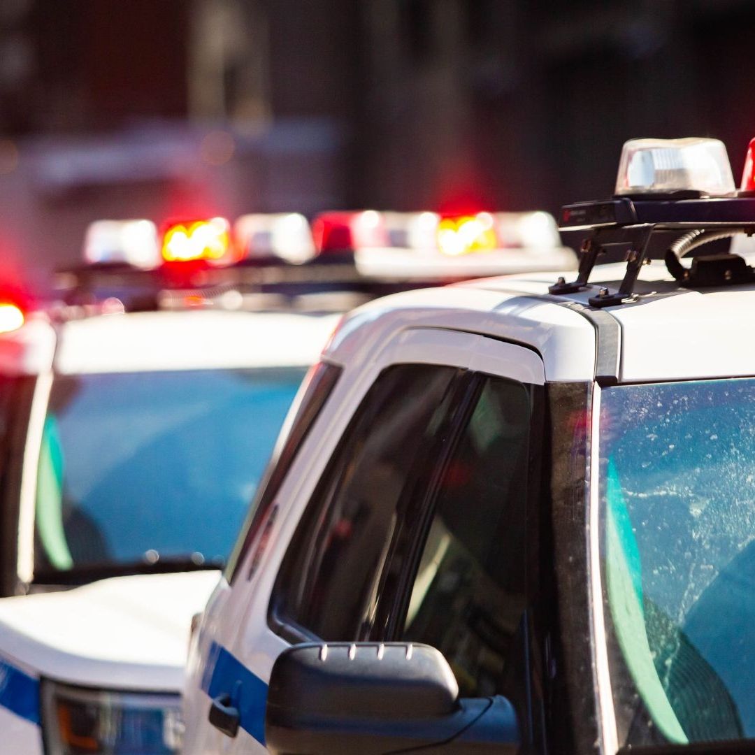 La policía señaló que la mujer enfrenta cargos por homicidio en primer grado