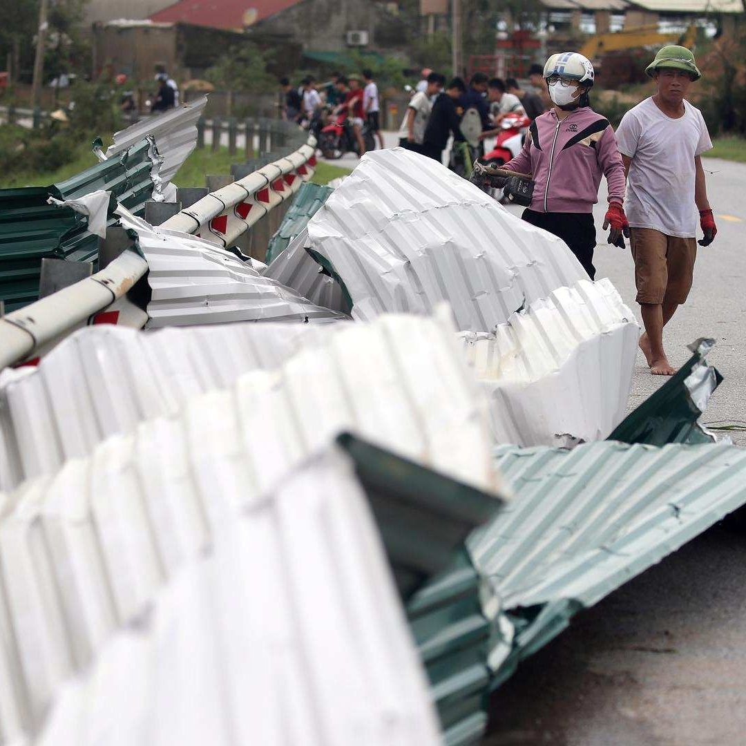 Láminas arrojadas a una carretera por el tifón Kajiki en Vietnam