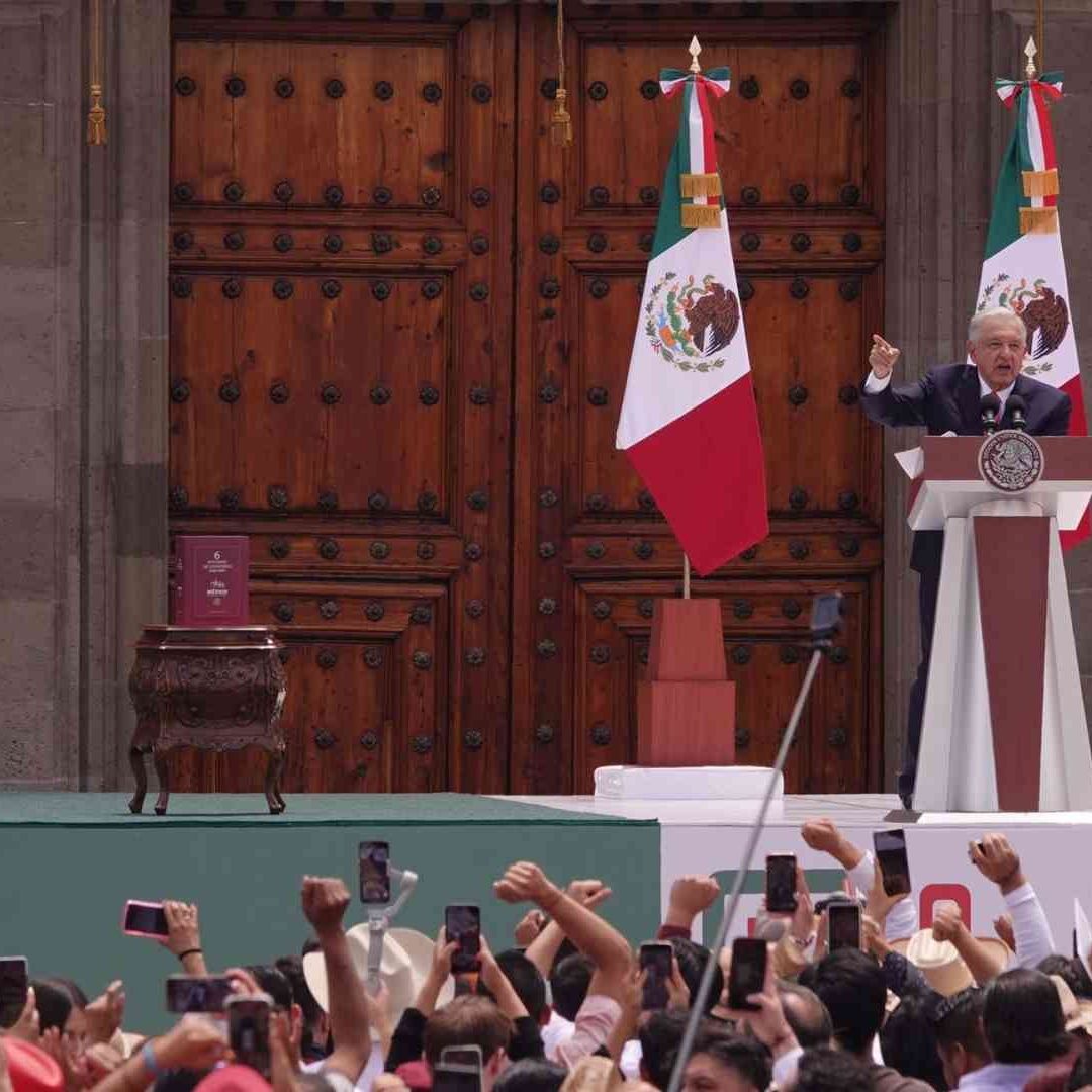 Con un Zócalo llenó, el presidente López Obrador presentó su último informe de gobierno..