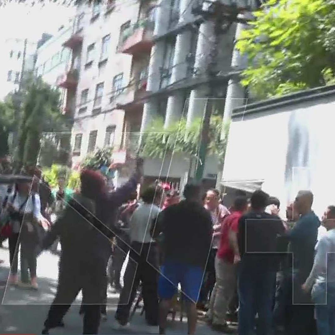 Pelea entre habitantes luego de desalojo en la colonia Roma, CDMX. Foto: Captura de pantalla