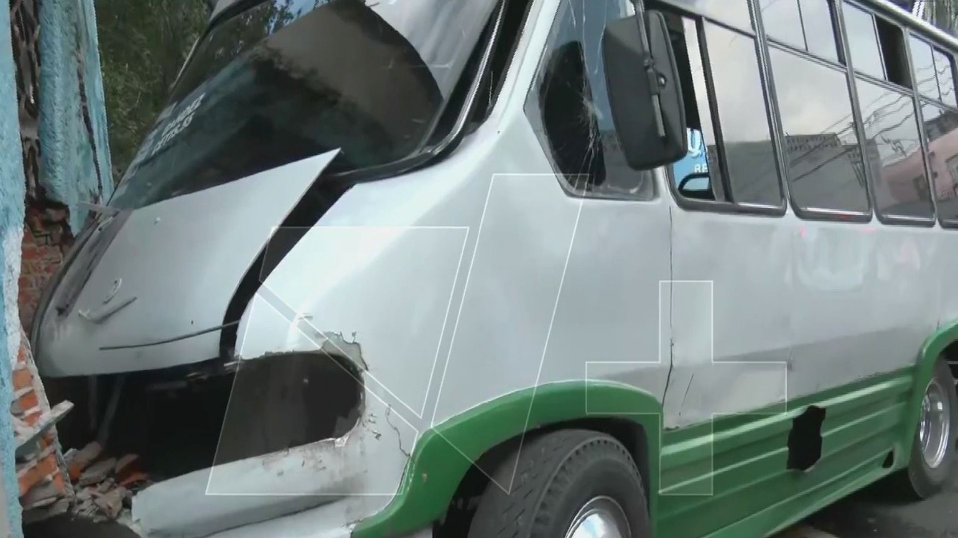 Un microbús de CDMX se estrelló contra una casa, en Peralvillo