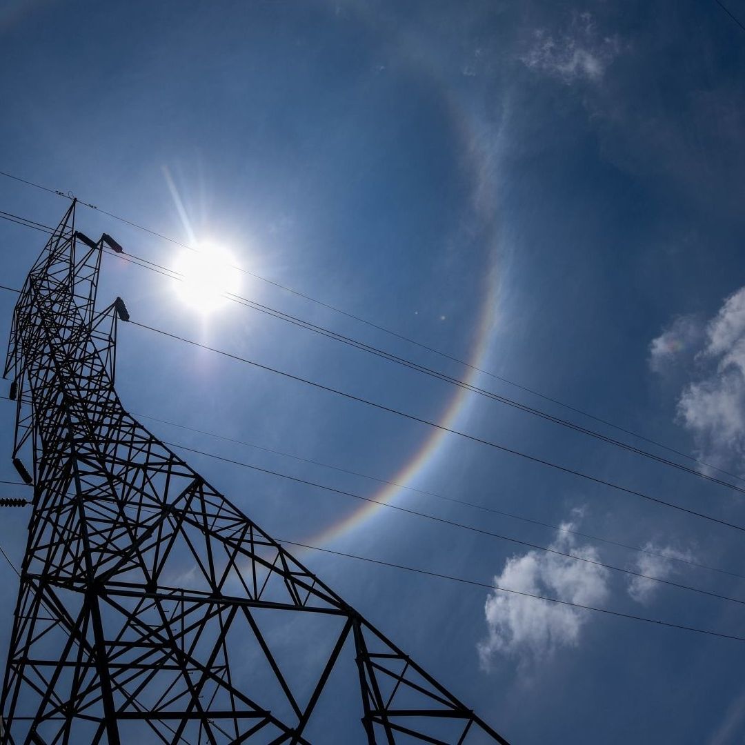 halo solar sobre torre de electricidad