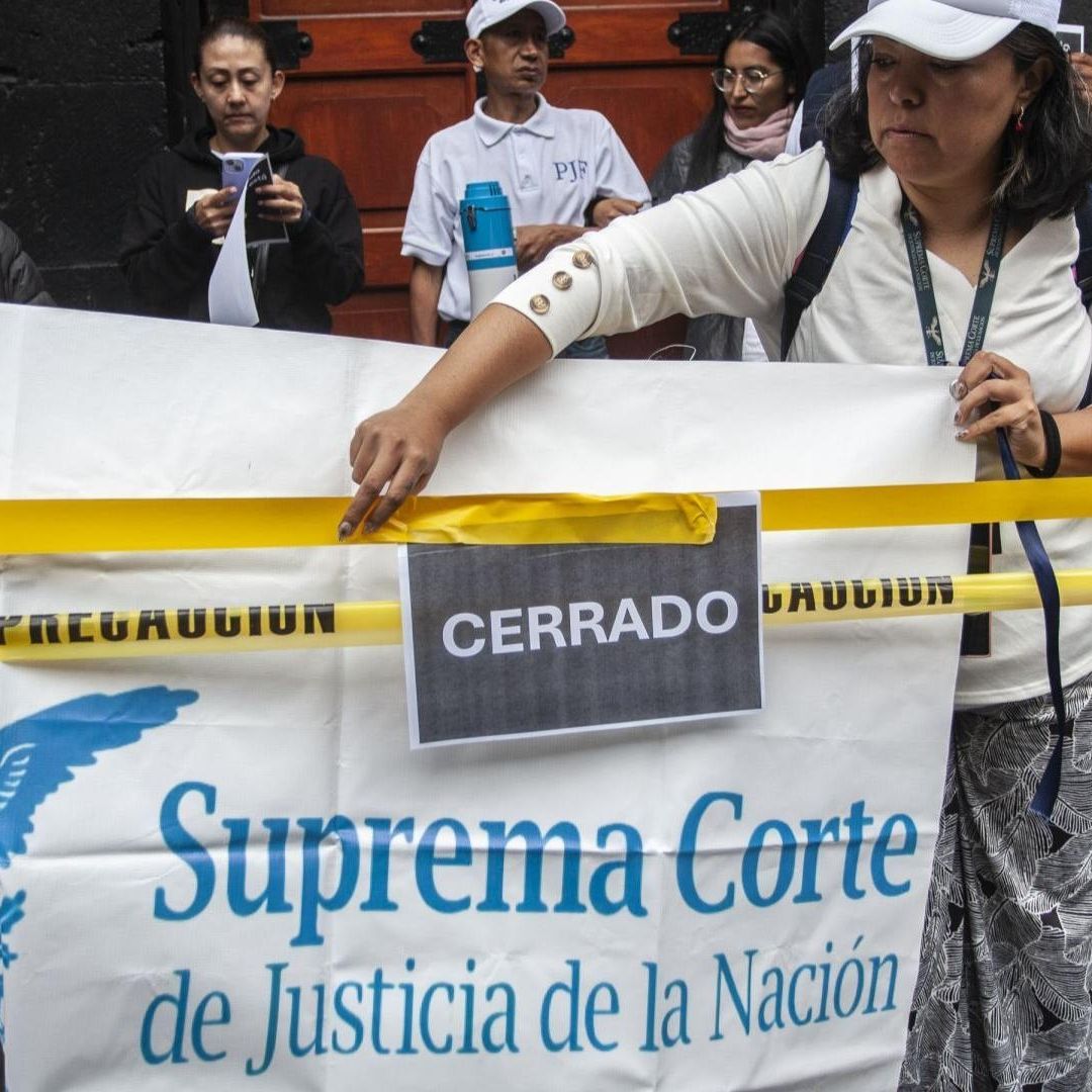 Trabajadores del Poder Judicial protestan en las inmediaciones de la SCJN
