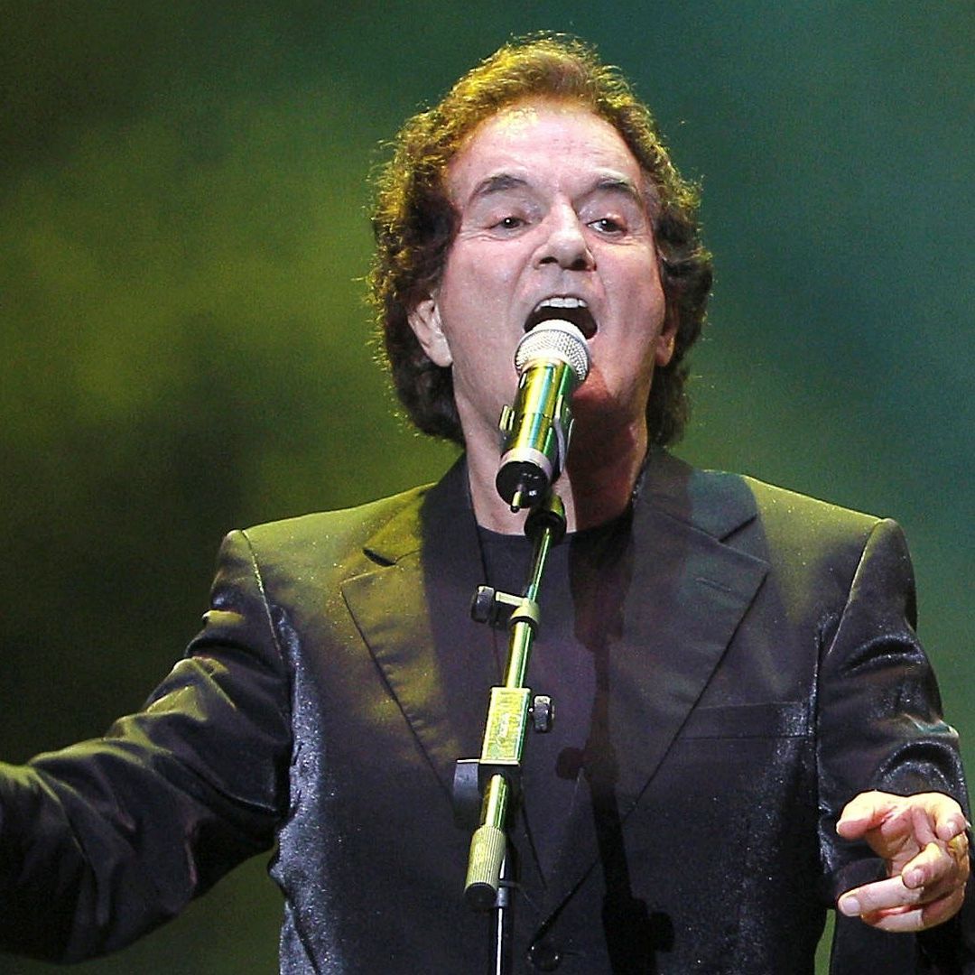 Manuel Calva en el escenario durante concierto