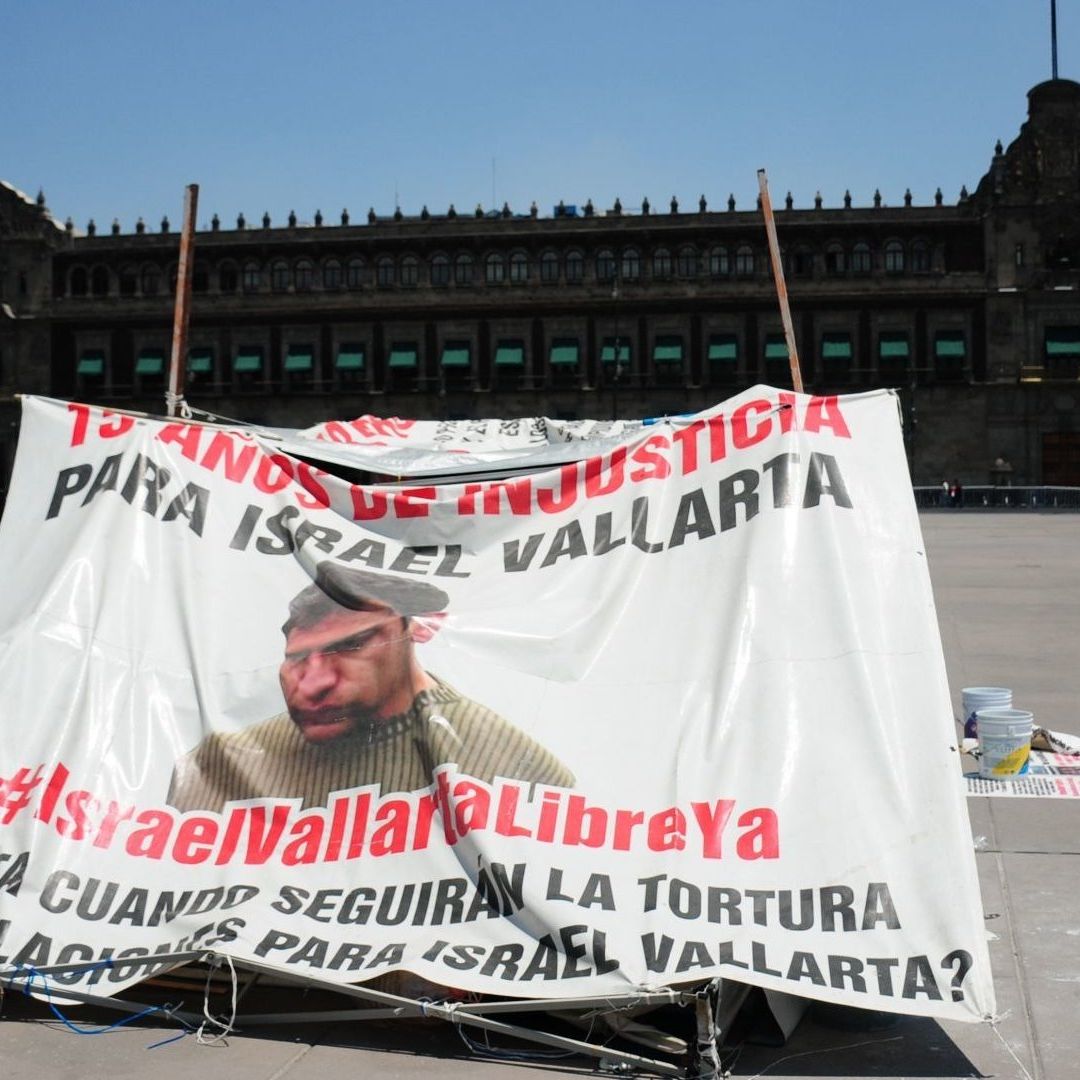 Familiares de Israel Vallarta exigieron su libertad durante protesta en el Zócalo el 7 de abril de 2021