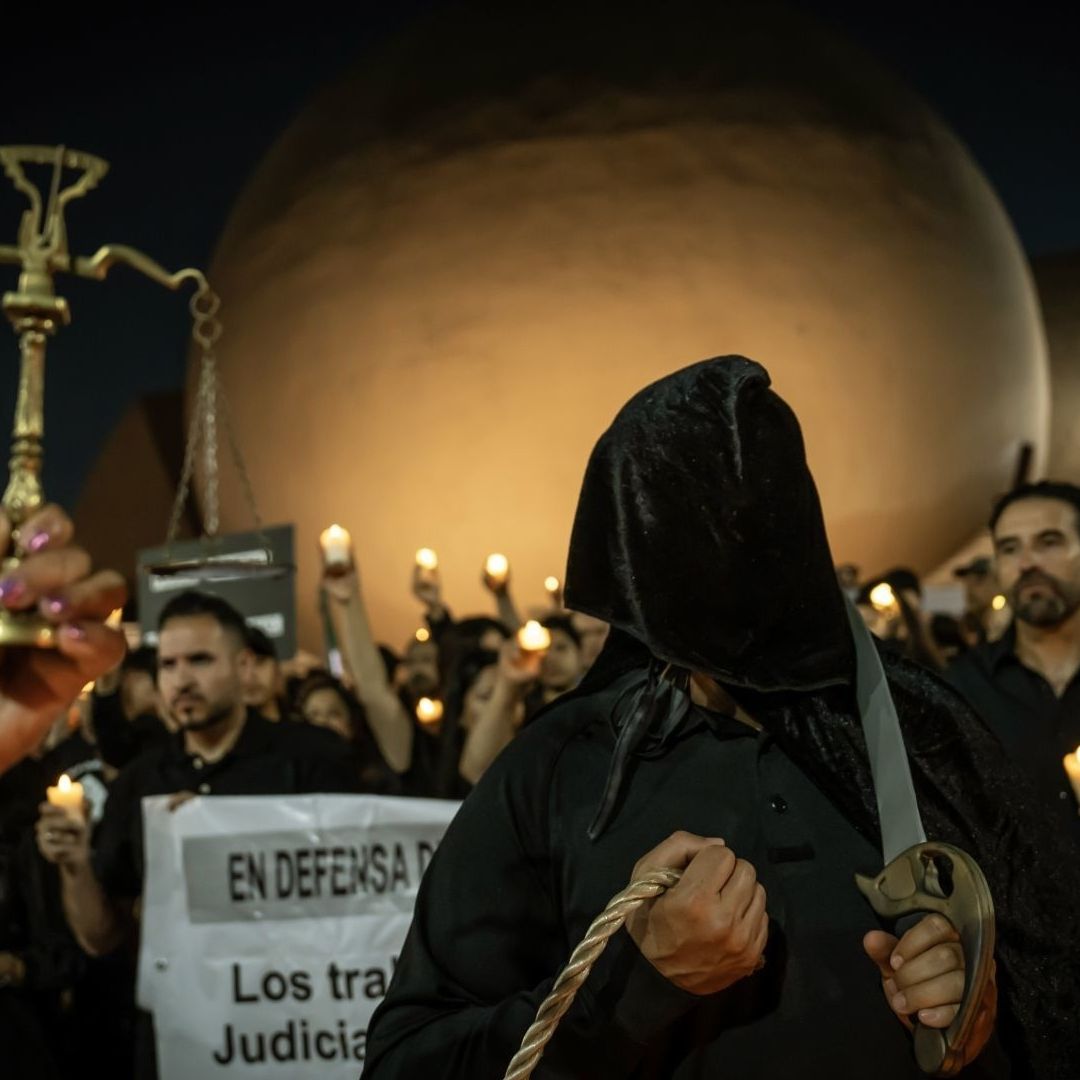 Trabajadores del Poder Judicial protestan contra la reforma judicial, que pretende la elección a través del voto popular de jueces y ministros