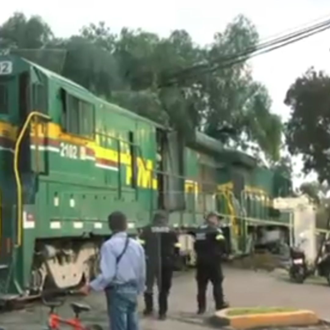 Conductor de Bicitaxi Intenta Ganarle Paso al Tren y Muere Arrollado en Neza