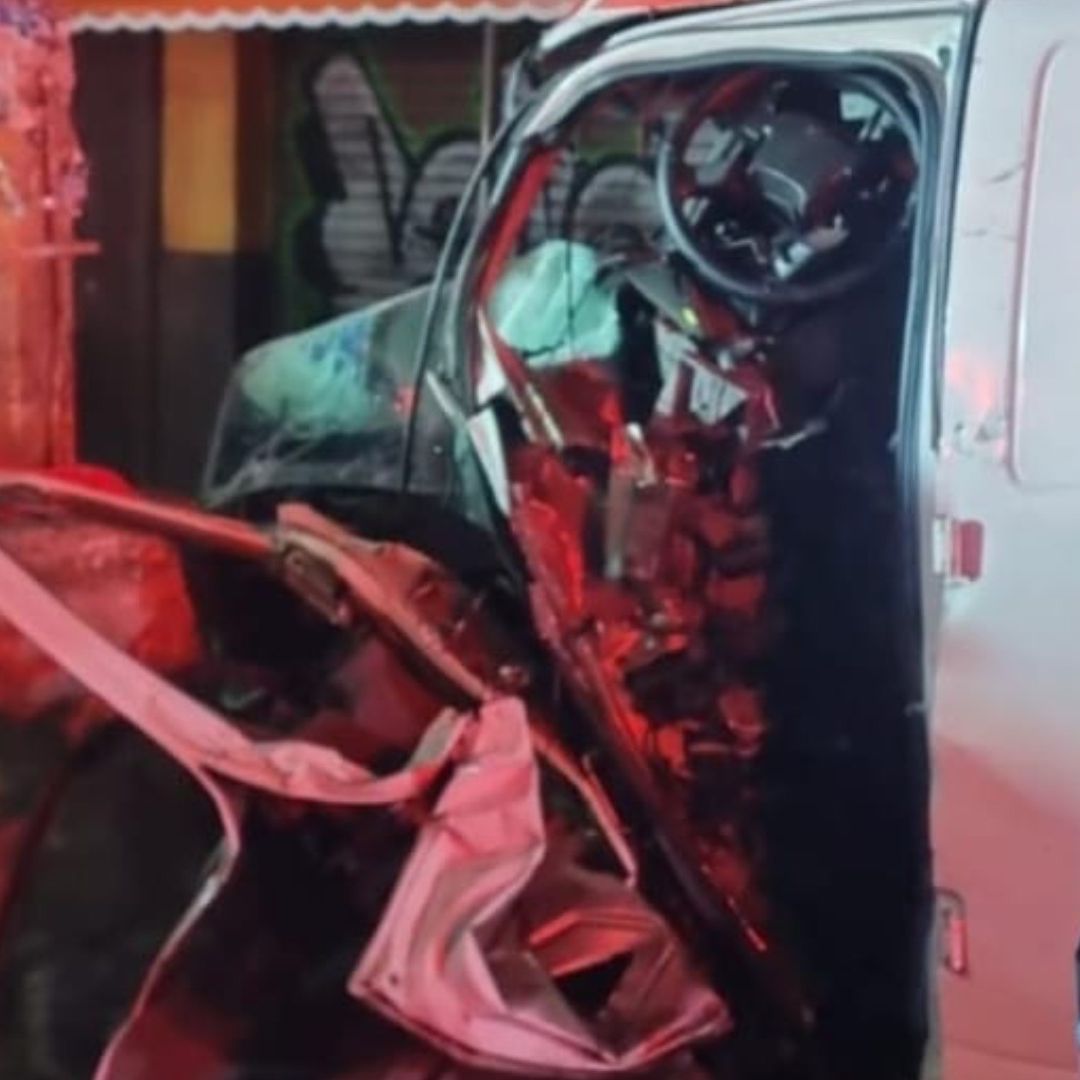 Accidente de ambulancia contra poste en Calzada Zaragoza deja a dos muertos.