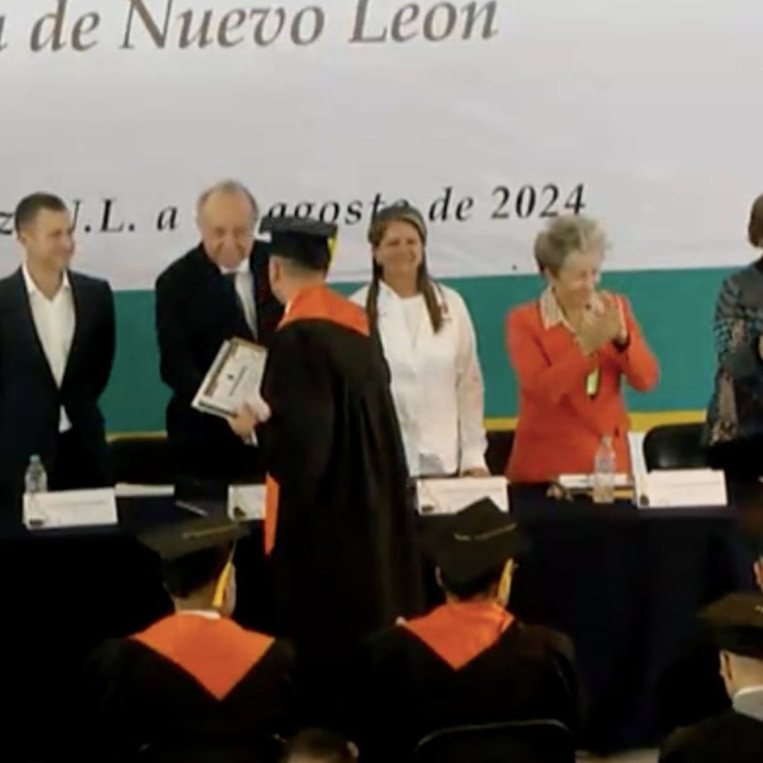 Se Gradúa Diego Santoy de Derecho en el Penal