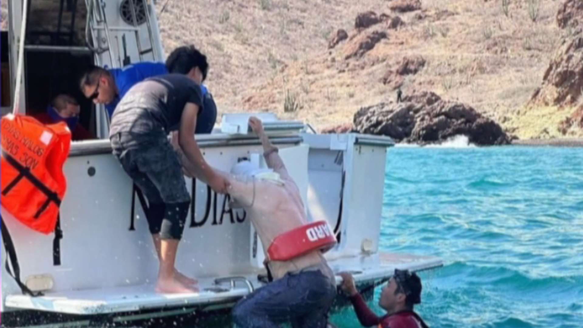 Rescatan a 4 Pescadores que Terminaron Atrapados en Playa "El Tomate" en San Carlos