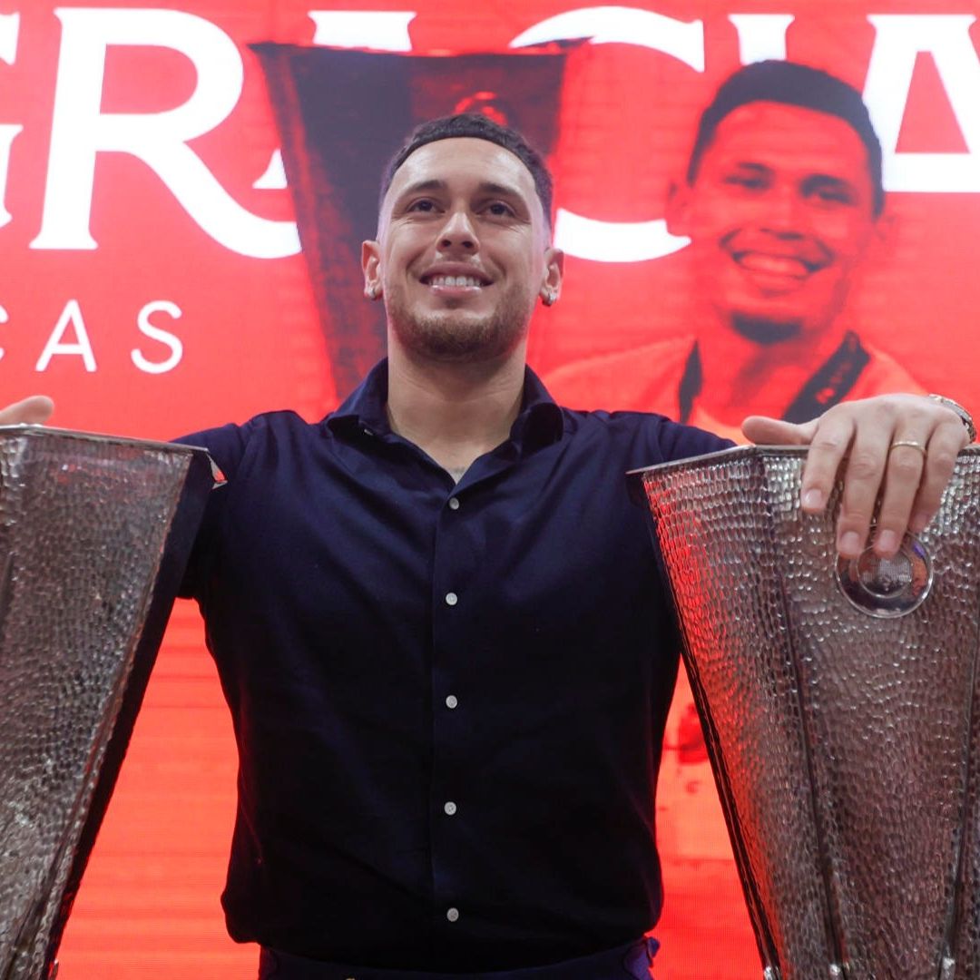 Sevilla le dedicó una emotiva despedida a Ocampos. Foto EFE