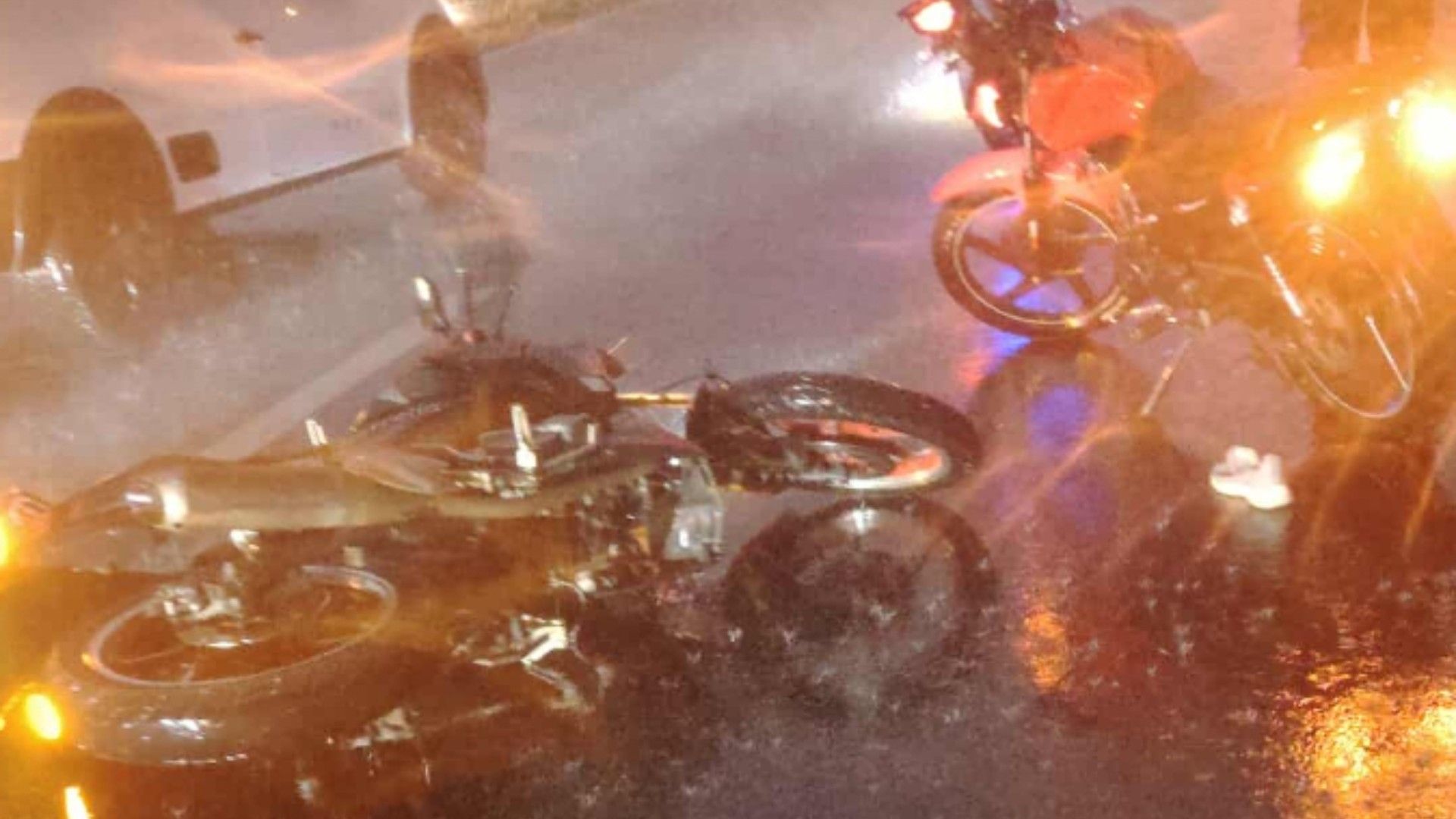 Tres personas viajaban en dos motocicletas distintas cuando, de forma repentina, se impactaron las unidades provocando los dos decesos.