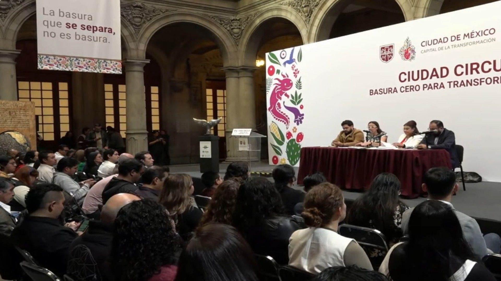 Varias personas se encuentran en una conferencia de prensa.