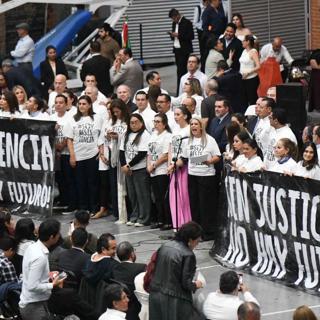 Diputados de la oposición protestando durante la sesión de la reforma judicial