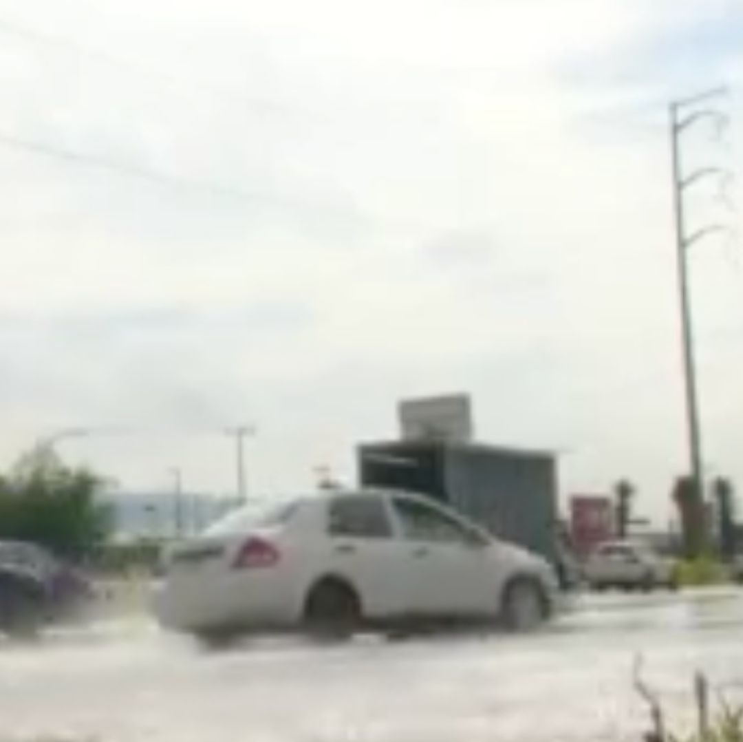 Elementos de Agua y Drenaje atendieron el reporte muchas horas después de iniciada la fuga. Foto: N+