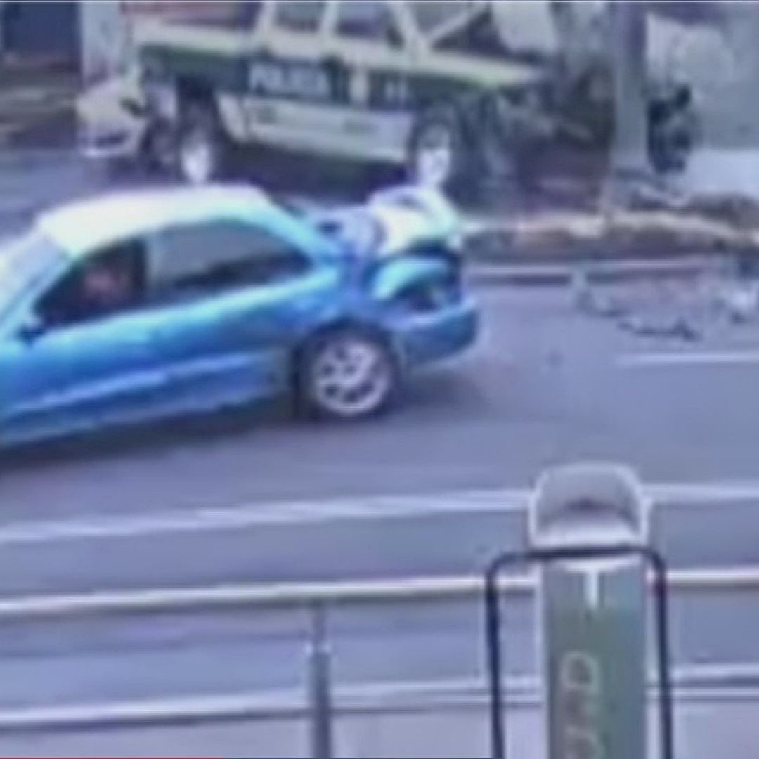 Patrulla se estrella contra poste luego de chocar con auto en Iztapalapa. Foto: Captura de pantalla