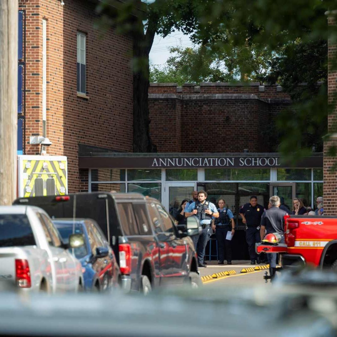 Policía y equipos médicos luego de tiroteo en la Iglesia de la Anunciación, en Minneapolis. Foto: Reuters
