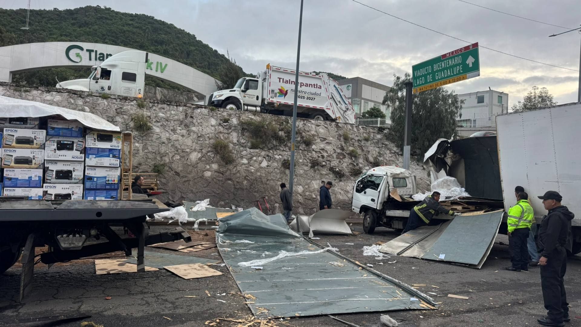Accidente de tráiler en Gustavo Baz, Tlalnepantla, Estado de México