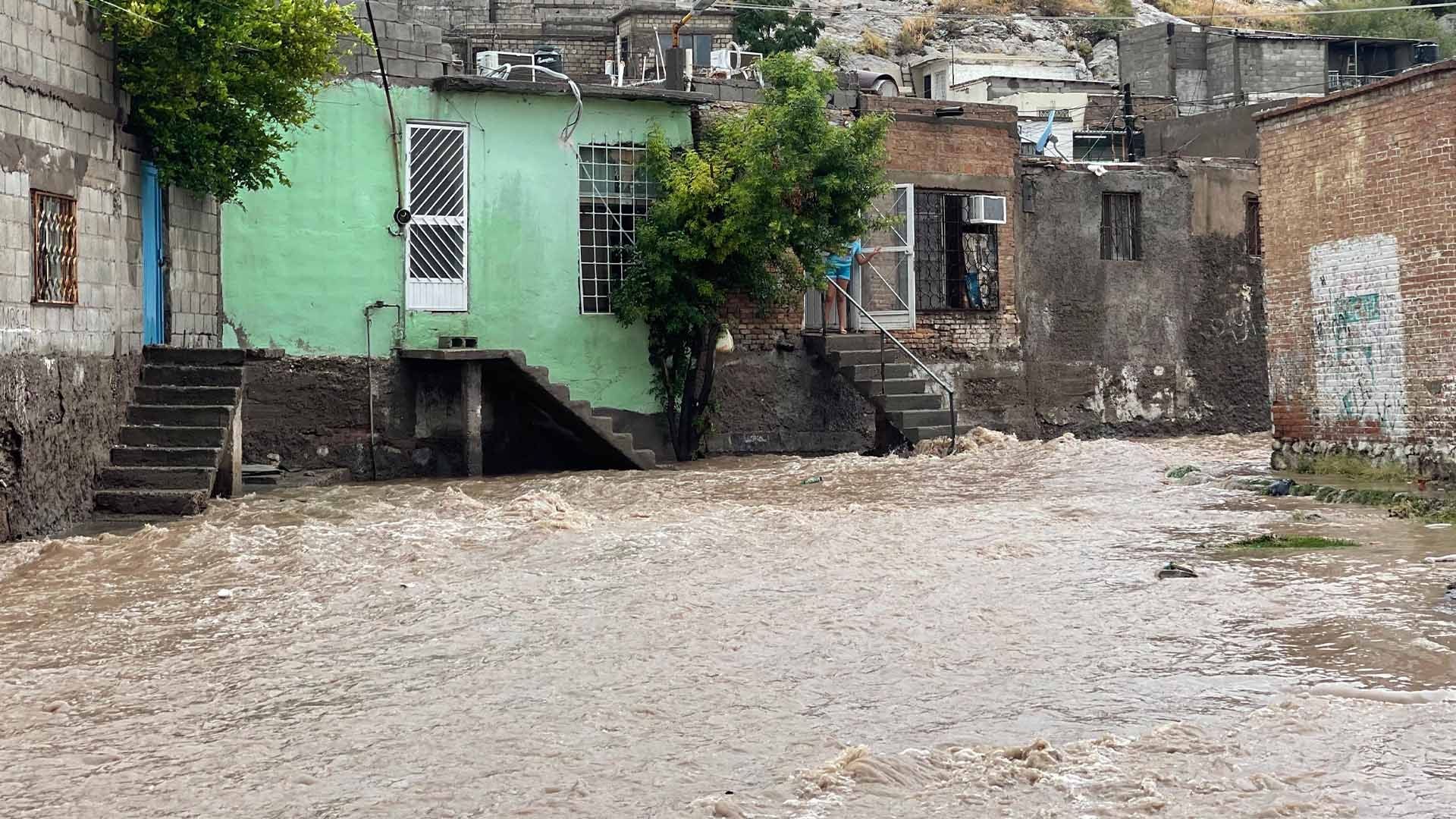 Río Formado por Lluvias Deja Atrapadas a Familias en Torreón