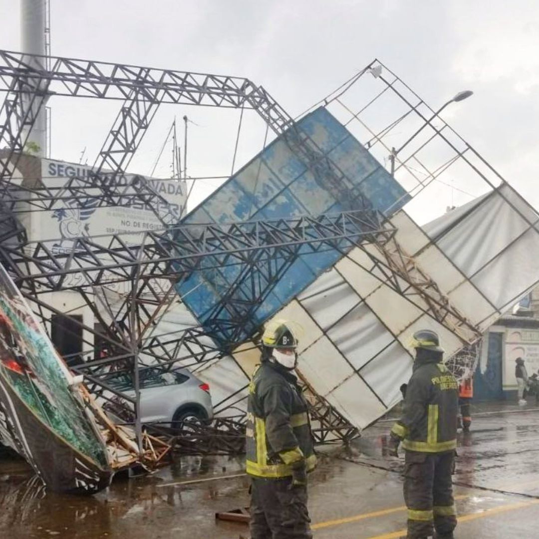 Un enorme espectacular fue derribado por la lluvia y los fuertes vientos en Puebla. Foto @SSPGobPue