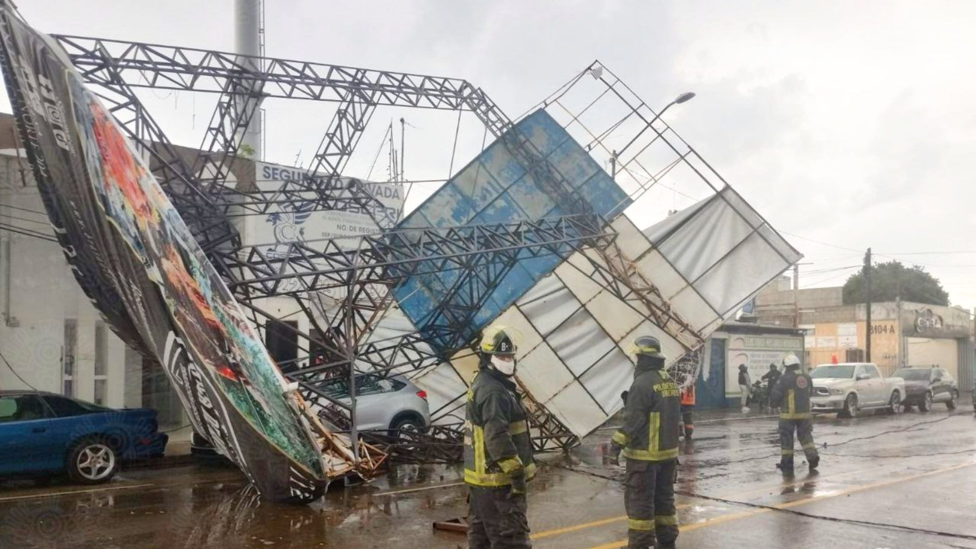Un enorme espectacular fue derribado por la lluvia y los fuertes vientos en Puebla. Foto @SSPGobPue
