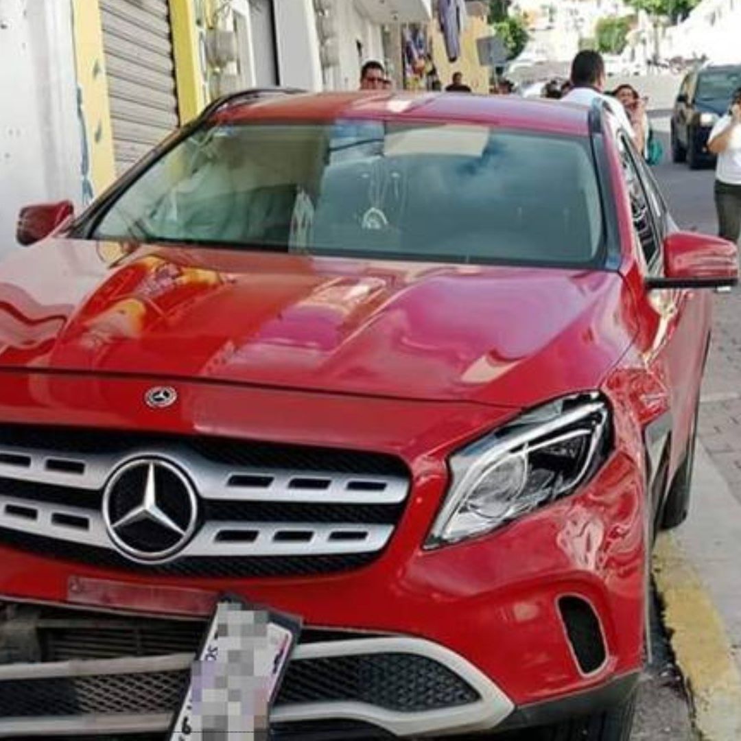 Joven Menor de Edad Chocó Mercedes Benz contra Local en Tecamachalco, Puebla