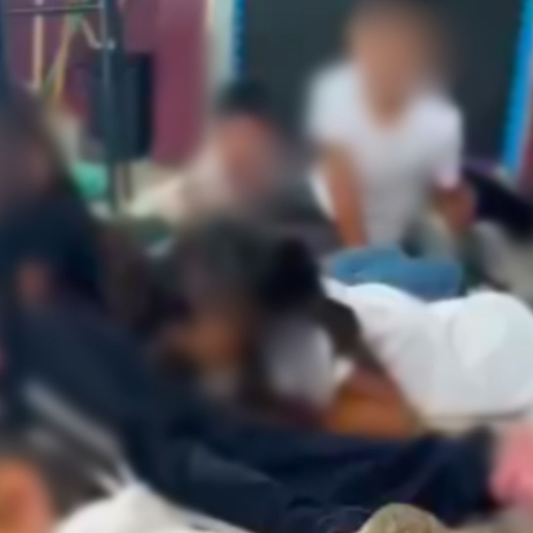 Maestra Pone Actividad para Tranquilizar a Niños Durante el Asesinato de un Policía