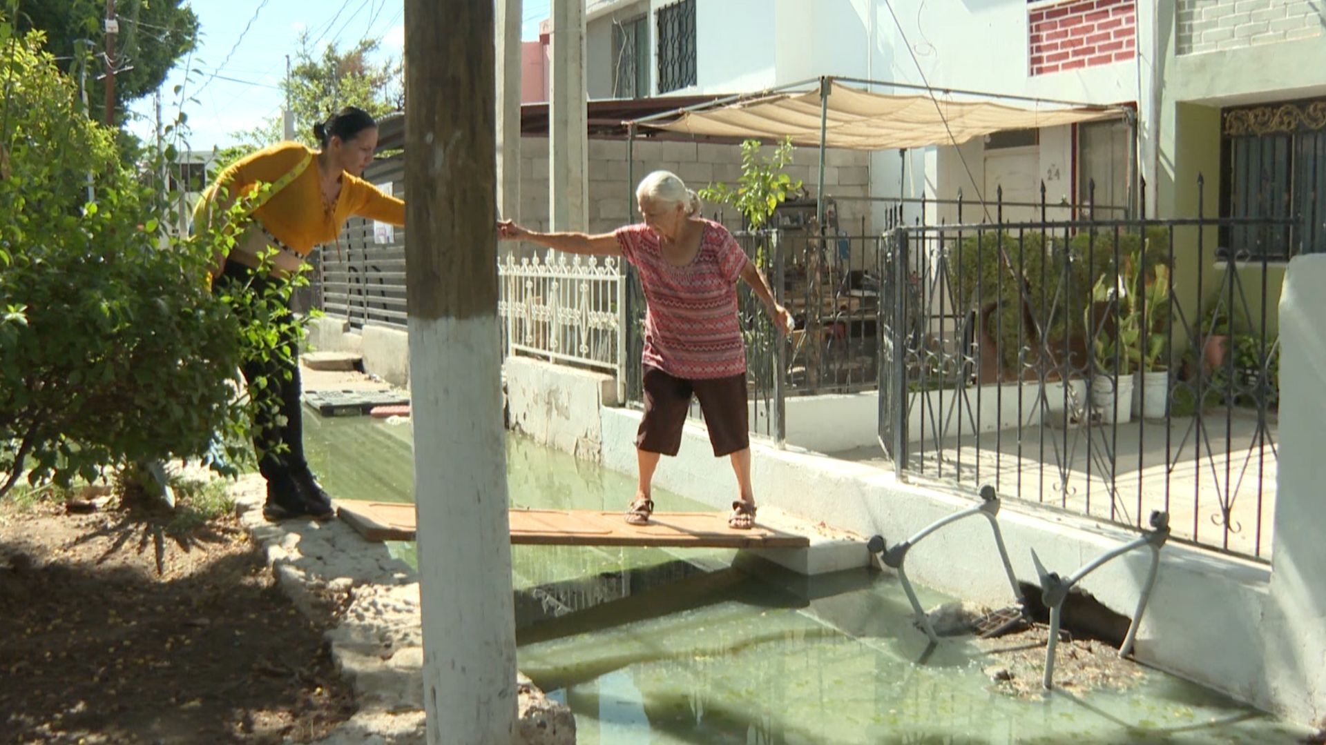 Vecinos de Colonia Las Granjas Rodeados por Laguna de Aguas Negras en Hermosillo
