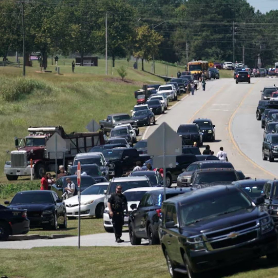 Vehículos estacionados mientras autoridades trabajan en la escena de un tiroteo en la escuela secundaria Apalachee en Winder, Georgia, Estados Unidos